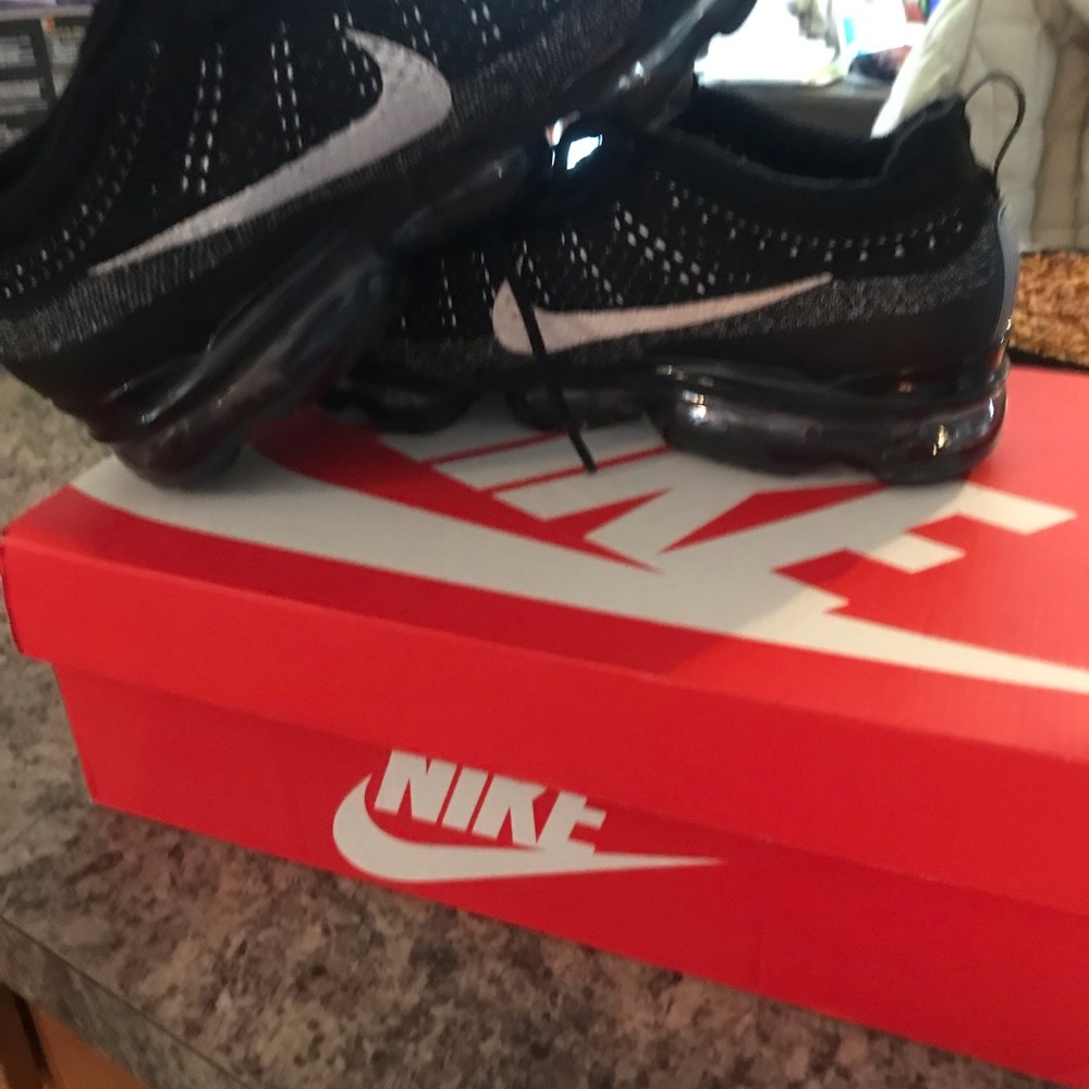 Nike Black and White Athletic Shoes with Textured Upper and Sleek Design